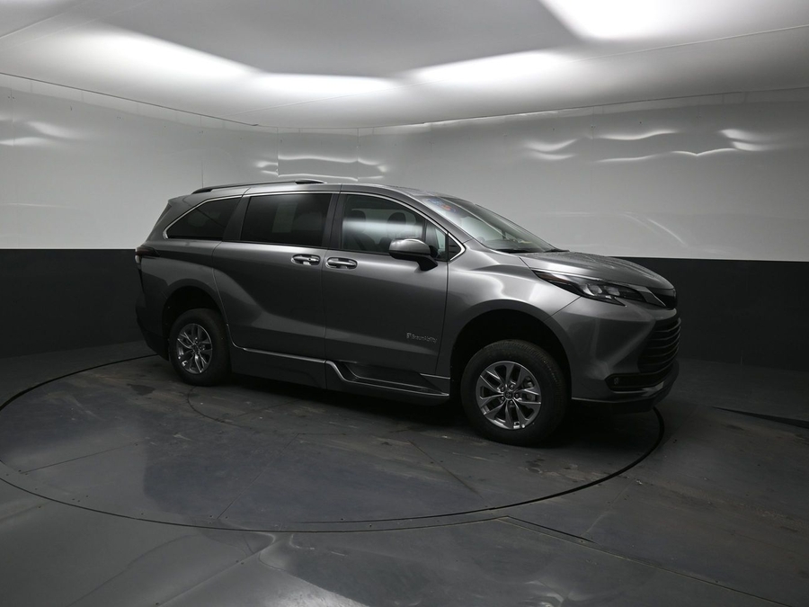 New 2026 Toyota Sienna Hybrid XLE Base - BraunAbility Side Entry Fold Out Automatic Ramp