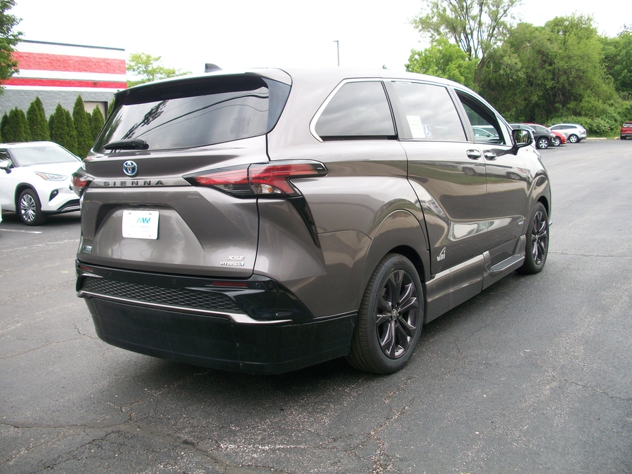 Grey Toyota Sienna image number 8