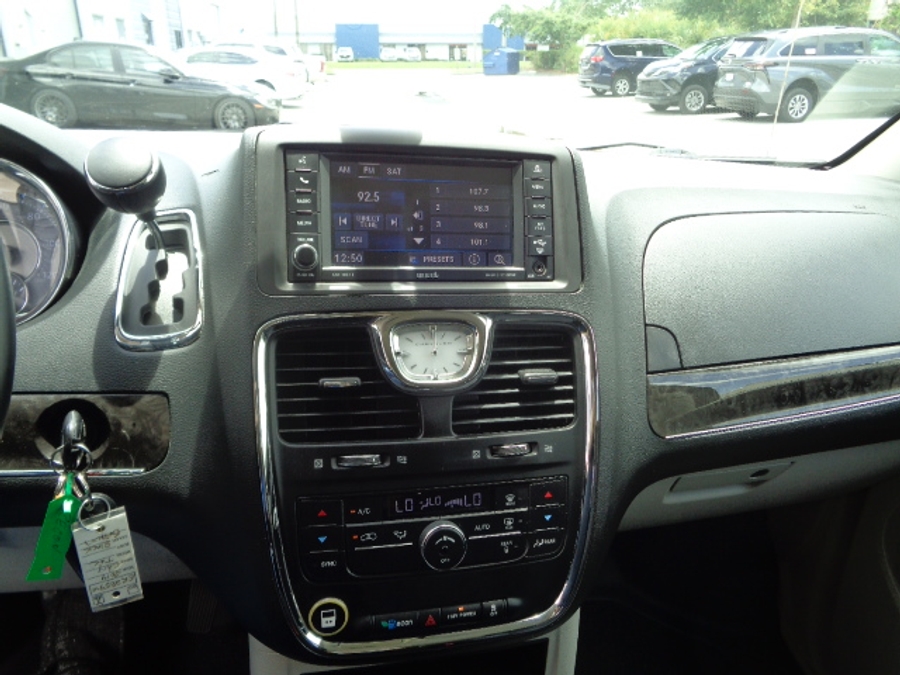Used 2014 Chrysler Town and Country Touring - BraunAbility Side Entry Entry Fold Out Automatic Ramp