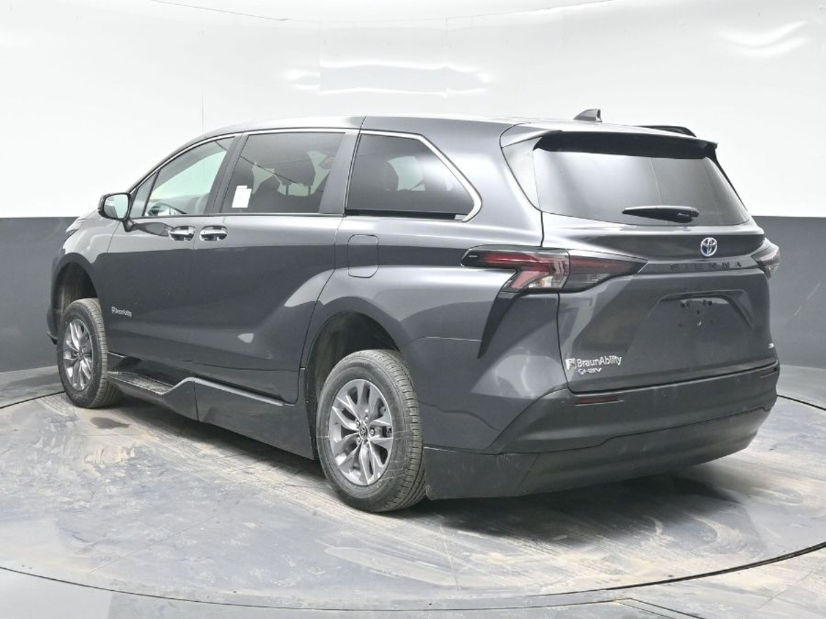 Grey Toyota Sienna image number 4