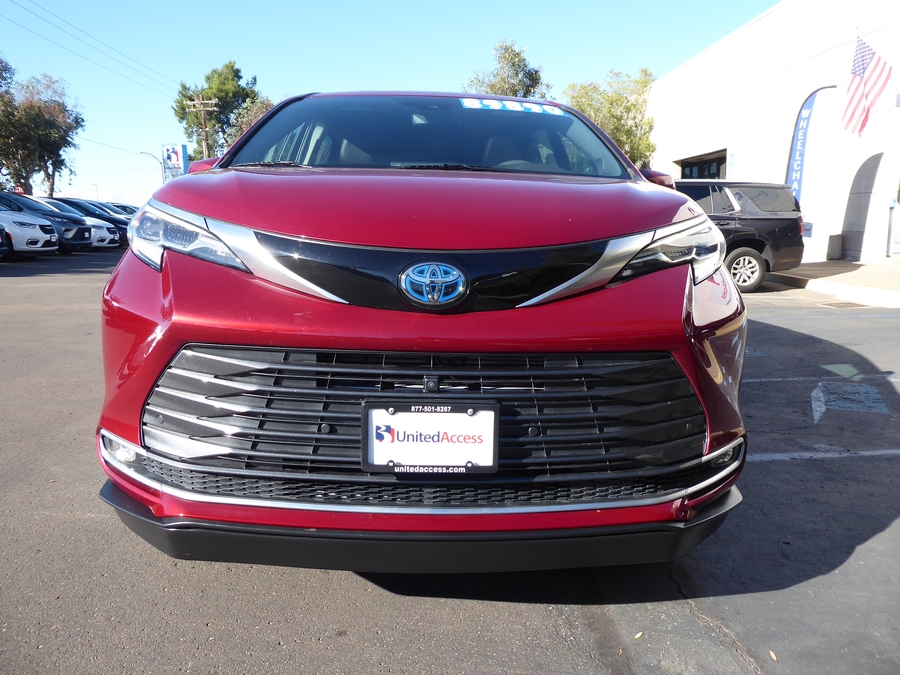 Used 2024 Toyota Sienna Hybrid Platinum - BraunAbility Side Entry In Floor Automatic Ramp
