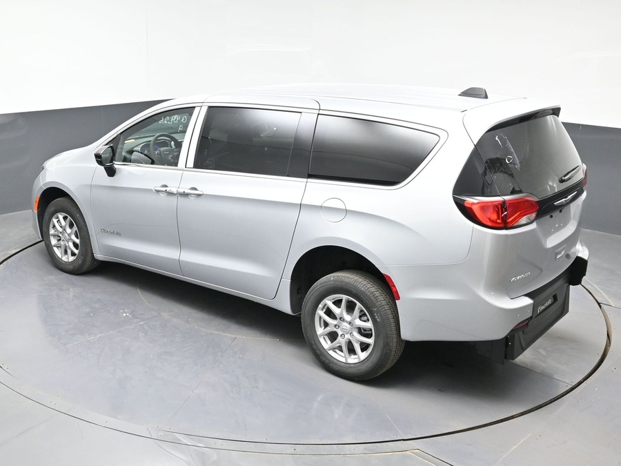 Silver Chrysler Voyager image number 23