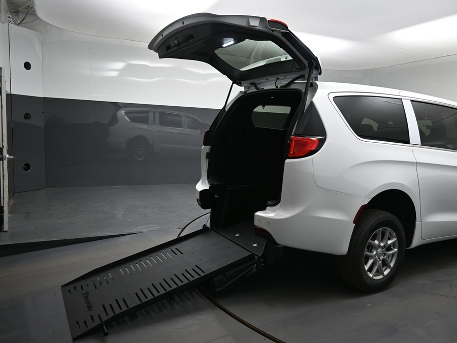 White Chrysler Voyager image number 13
