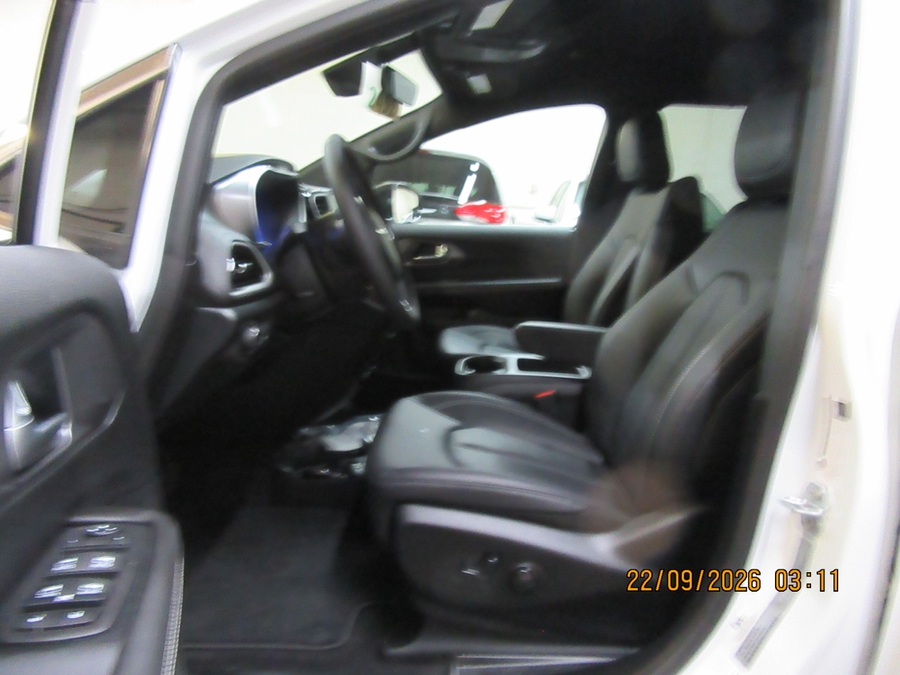 2026 Chrysler Voyager LX - Photo 8