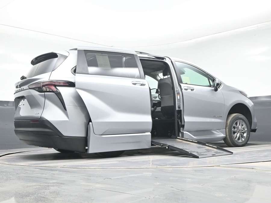 New 2025 Toyota Sienna Hybrid XLE Plus - BraunAbility Side Entry Entry Fold Out Automatic Ramp