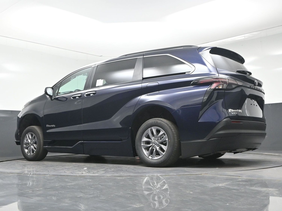Blue Toyota Sienna image number 15