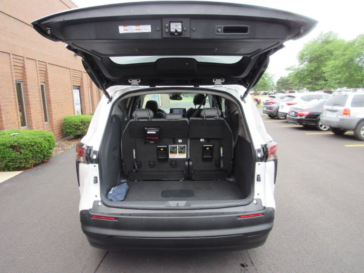 White Toyota Sienna image number 13