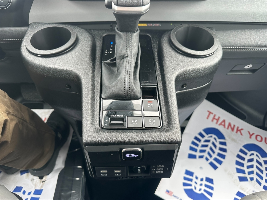 Grey Toyota Sienna image number 2