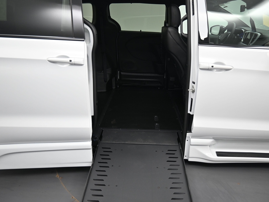 New 2027 Chrysler Pacifica Select Sport - BraunAbility Side Entry In Floor Automatic Ramp