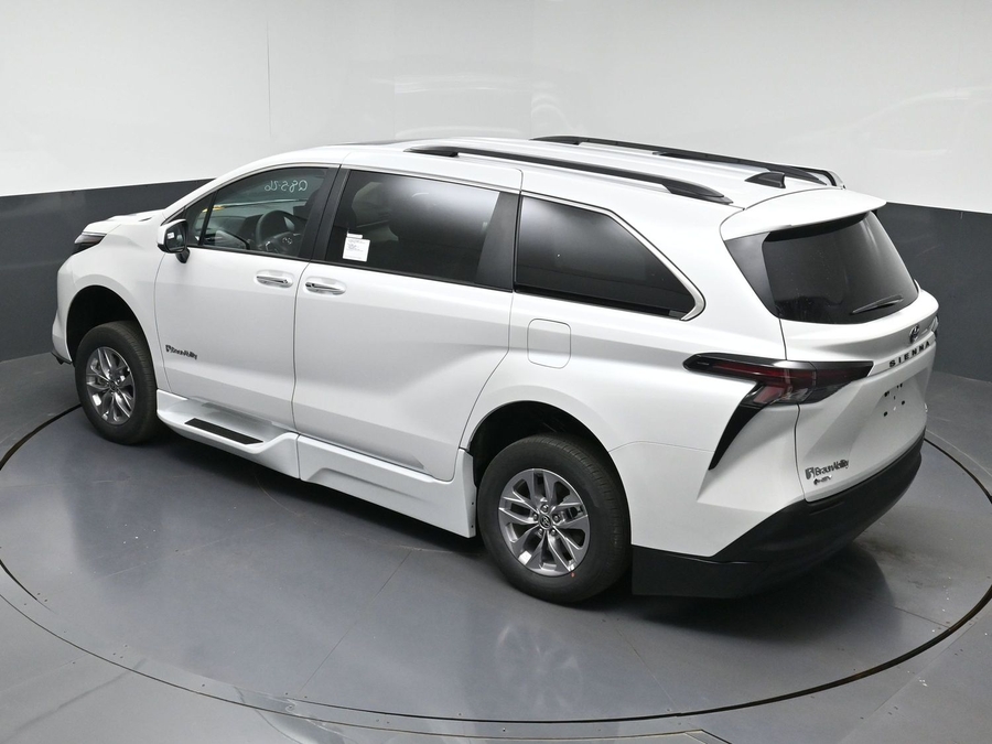 New 2026 Toyota Sienna Hybrid XLE Base - BraunAbility Side Entry Fold Out Automatic Ramp