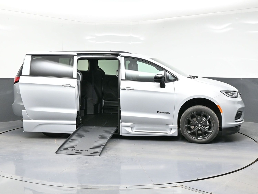 New 2026 Chrysler Pacifica Select Sport - BraunAbility Side Entry Entry Fold Out Automatic Ramp
