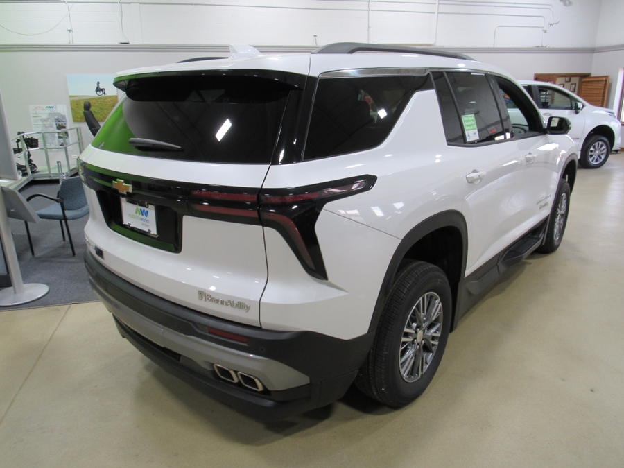 White Chevrolet Traverse image number 10