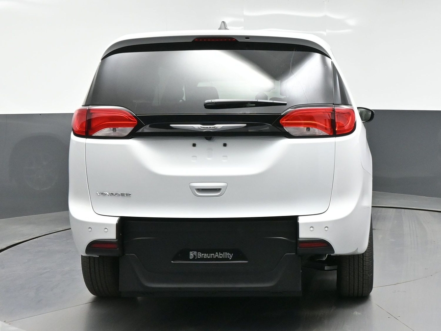 White Chrysler Voyager image number 3