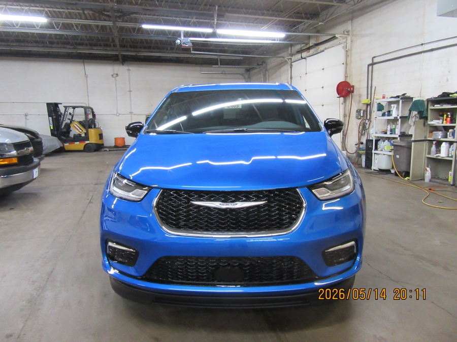 Blue Chrysler Pacifica image number 30