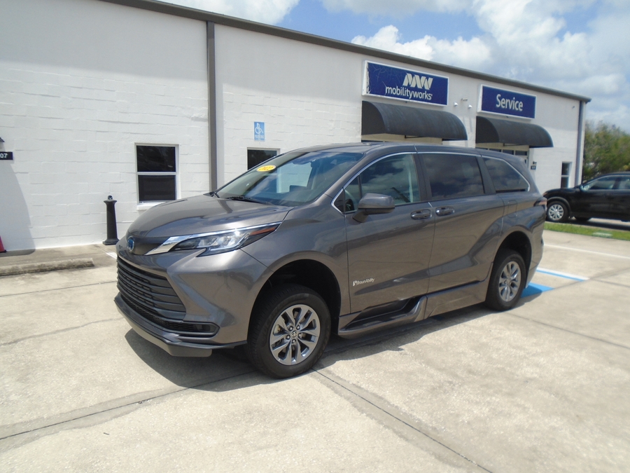 Grey Toyota Sienna image number 1