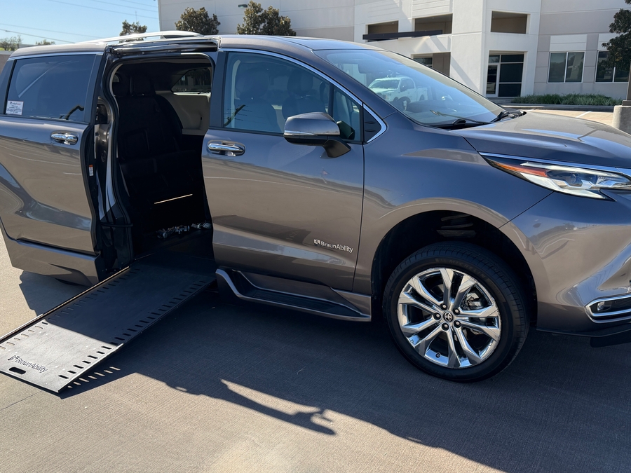 Used 2023 Toyota Sienna Hybrid Platinum - BraunAbility Side Entry Entry In Floor Automatic Ramp
