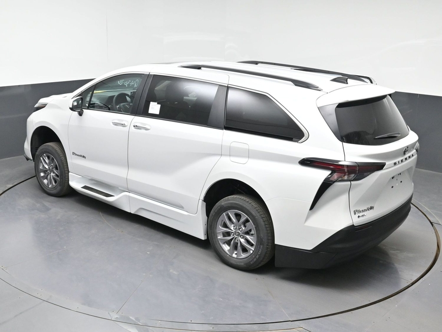 White Toyota Sienna image number 7