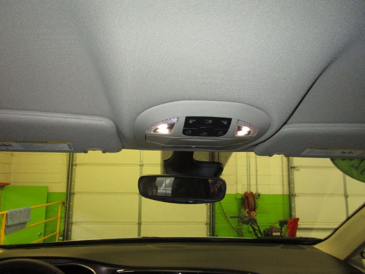 White Chrysler Voyager image number 15