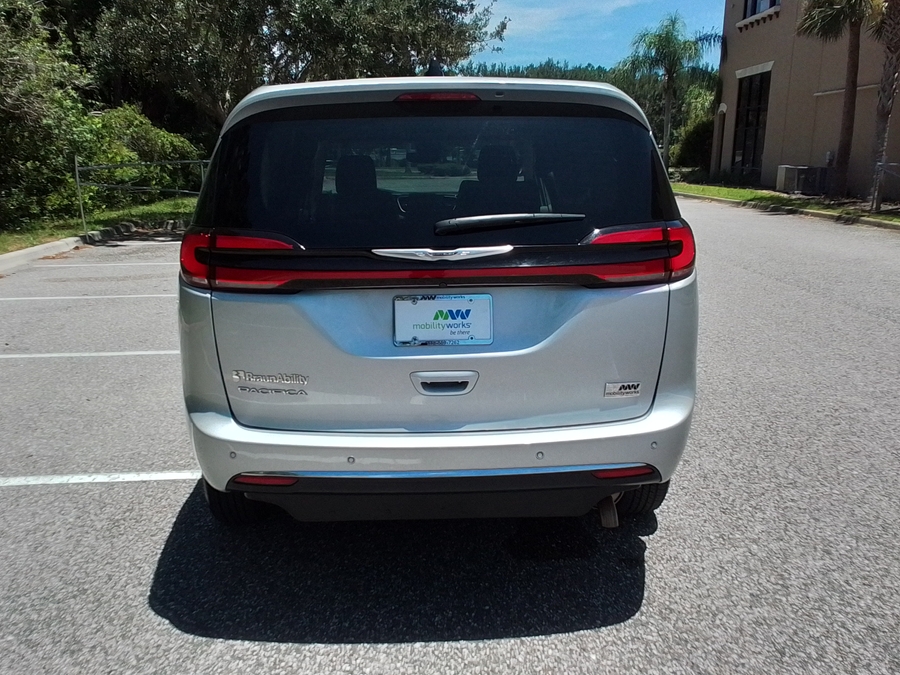 Silver Chrysler Pacifica image number 12