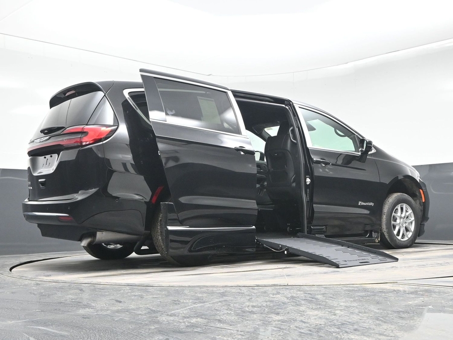 Black Chrysler Pacifica image number 10