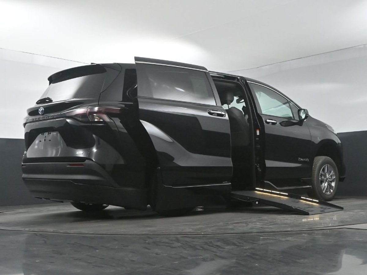 2025 TOYOTA SIENNA - Image 22
