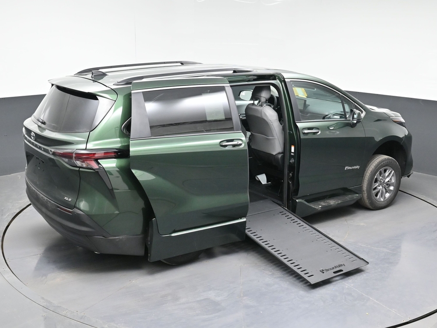New 2026 Toyota Sienna Hybrid XLE Base - BraunAbility Side Entry Fold Out Automatic Ramp
