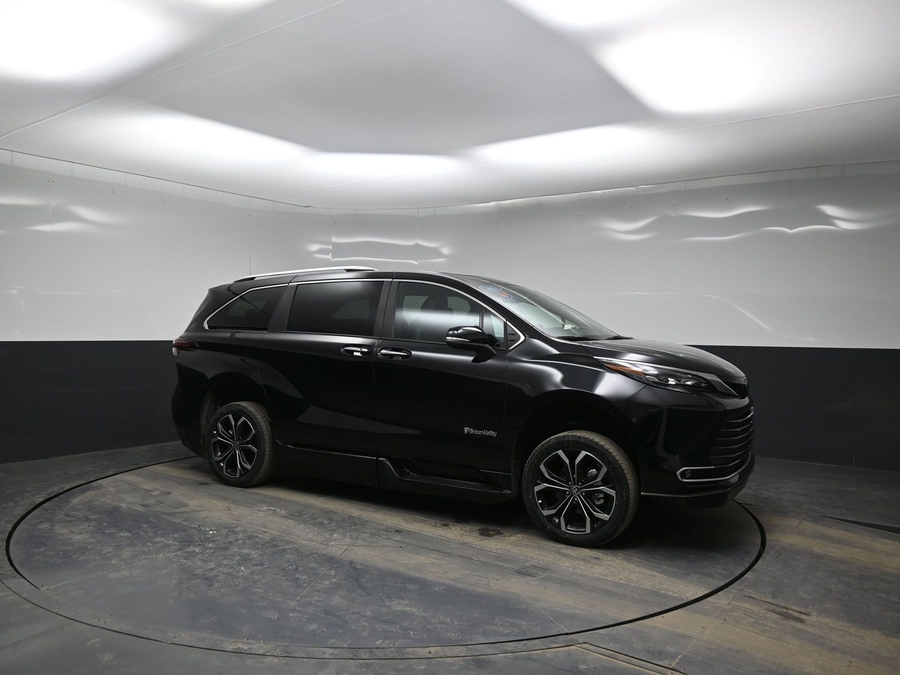 Black Toyota Sienna image number 17