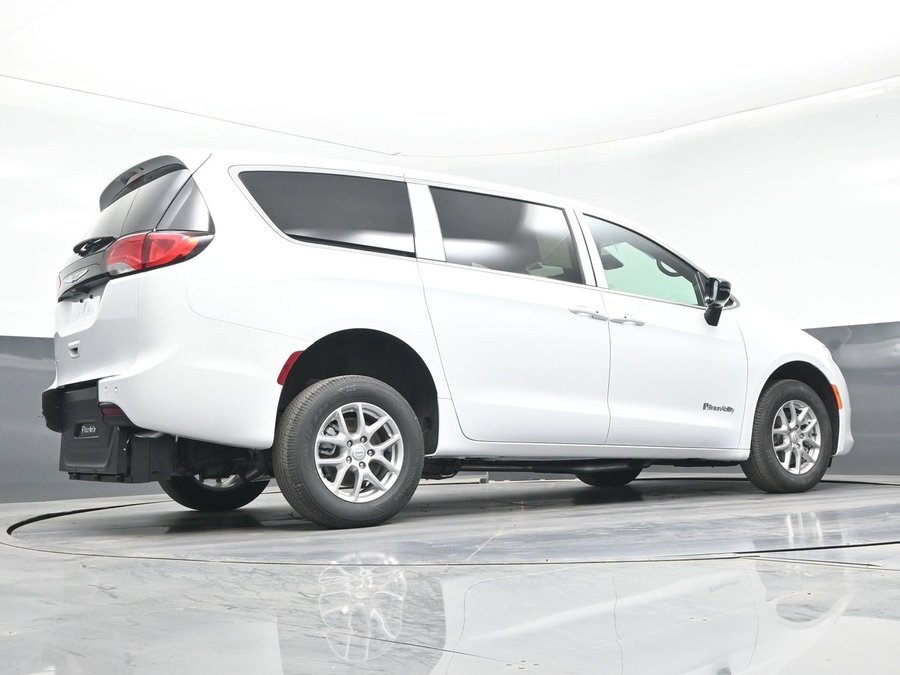 White Chrysler Voyager image number 10