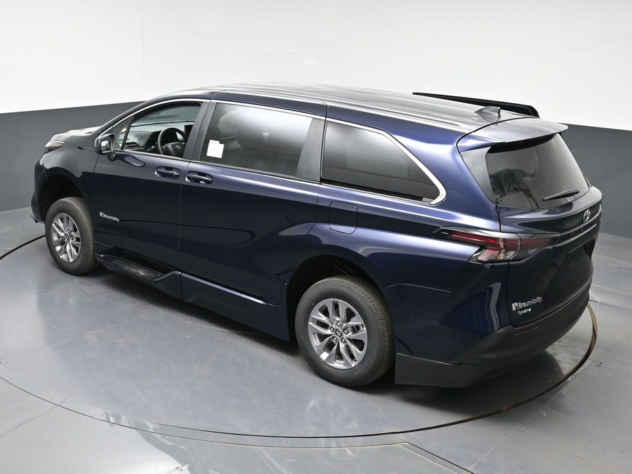 New 2026 Toyota Sienna Hybrid LE - BraunAbility Side Entry Fold Out Automatic Ramp