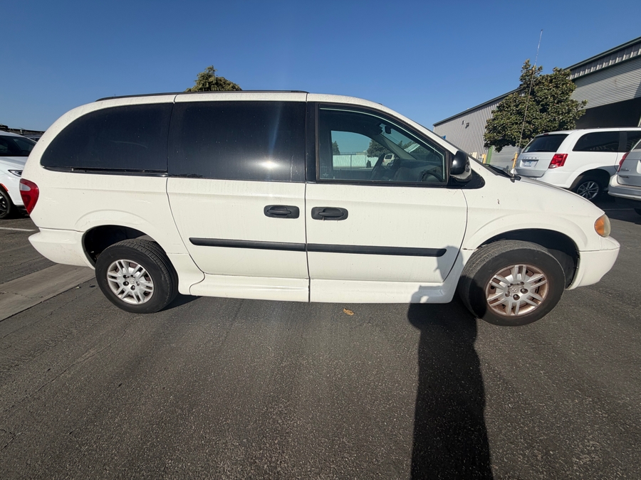 Dodge Grand Caravan blanco con entrada lateral automática en rampa de piso