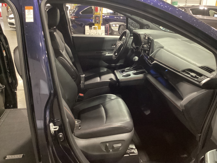 Blue Toyota Sienna image number 8