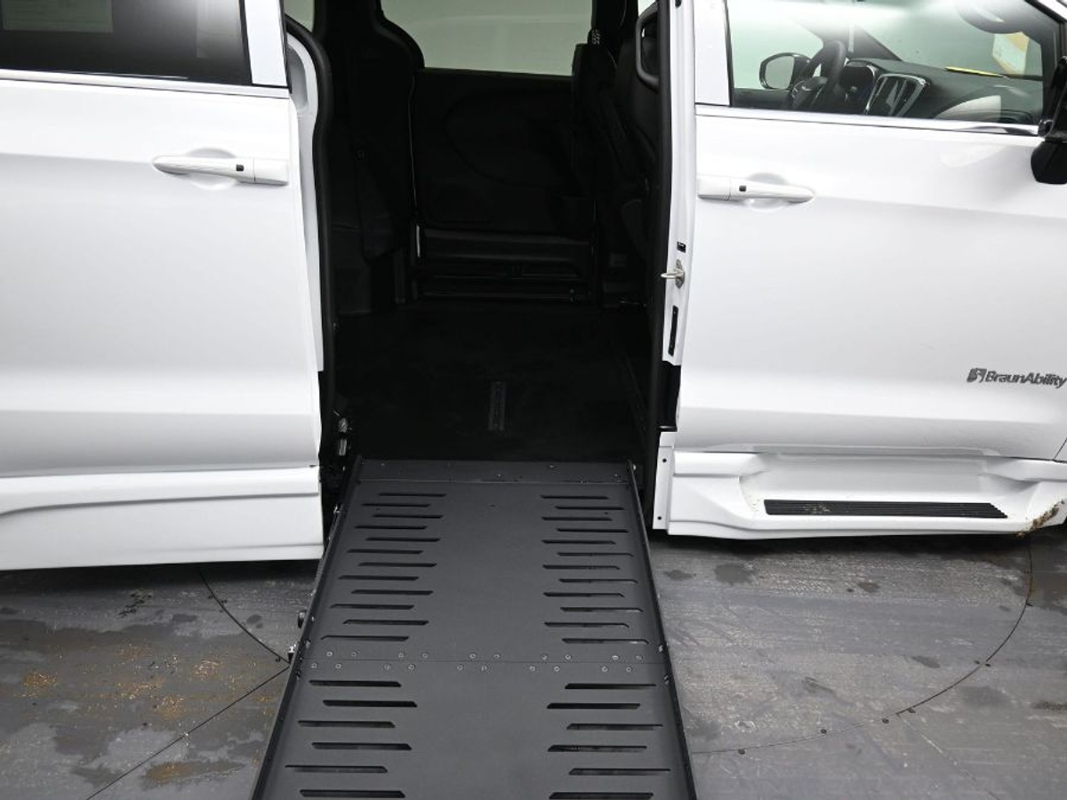 White Chrysler Pacifica image number 11