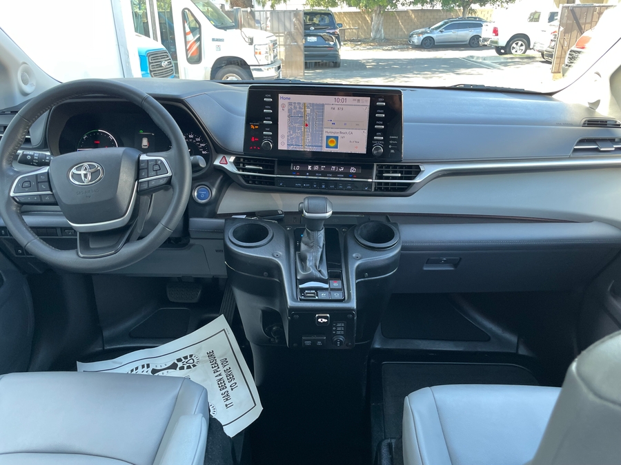 2022 Toyota Sienna XLE - Photo 6