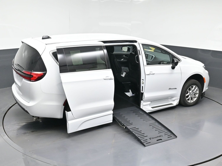 New 2026 Chrysler Pacifica Select Safety - BraunAbility Side Entry Entry Fold Out Automatic Ramp