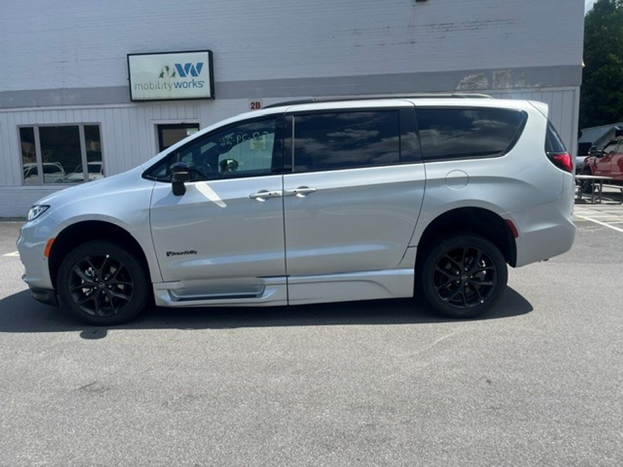 Silver Chrysler Pacifica image number 2