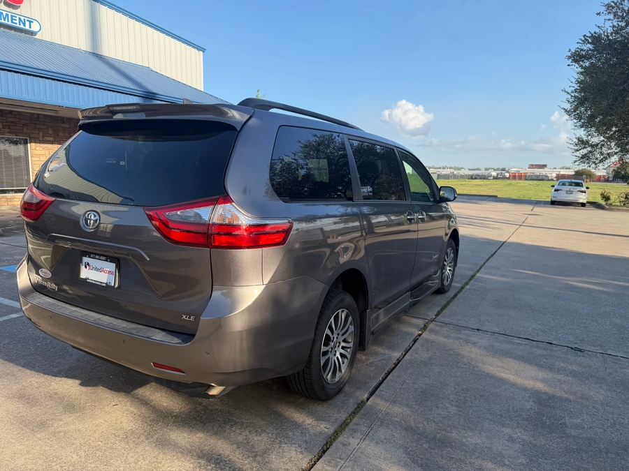 Used 2020 Toyota Sienna XLE - BraunAbility Side Entry Fold Out Automatic Ramp