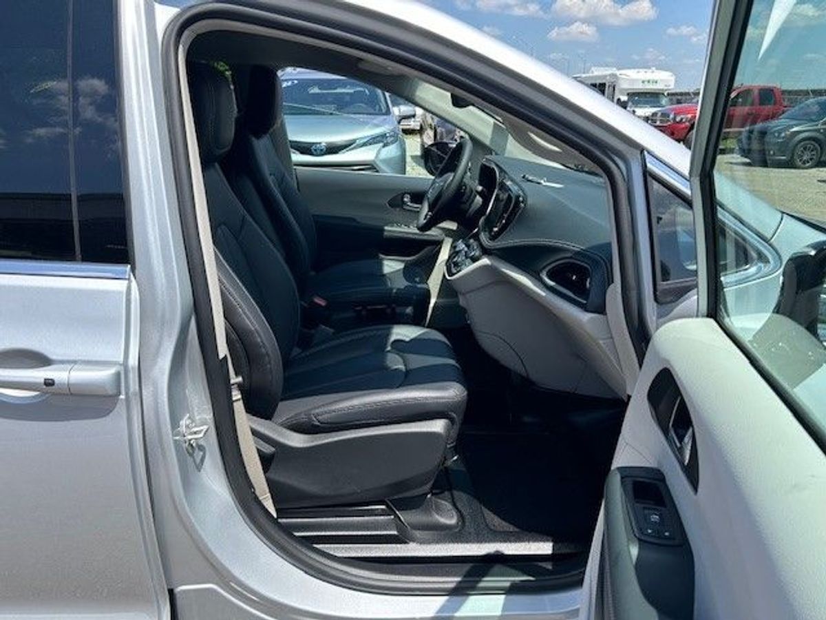 Silver Chrysler Pacifica image number 9