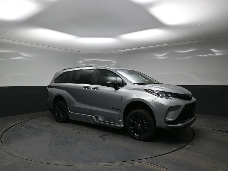 Silver Toyota Sienna image number 22