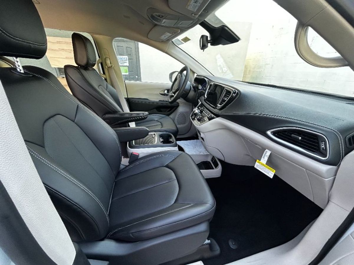 2024 CHRYSLER PACIFICA - Image 15