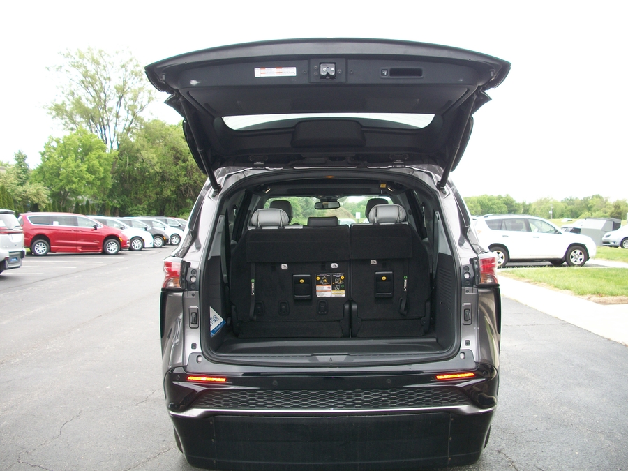 Grey Toyota Sienna image number 9