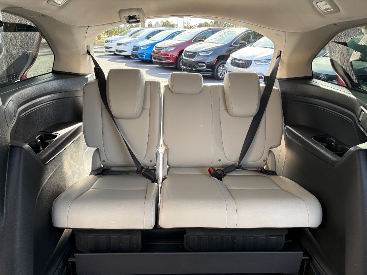 Red Honda Odyssey image number 8