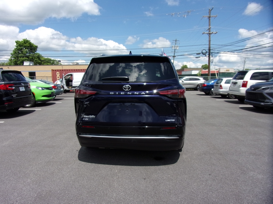 Blue Toyota Sienna image number 5