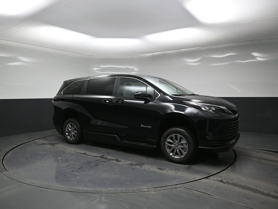 New 2025 Toyota Sienna Hybrid LE - BraunAbility Side Entry Entry Fold Out Automatic Ramp