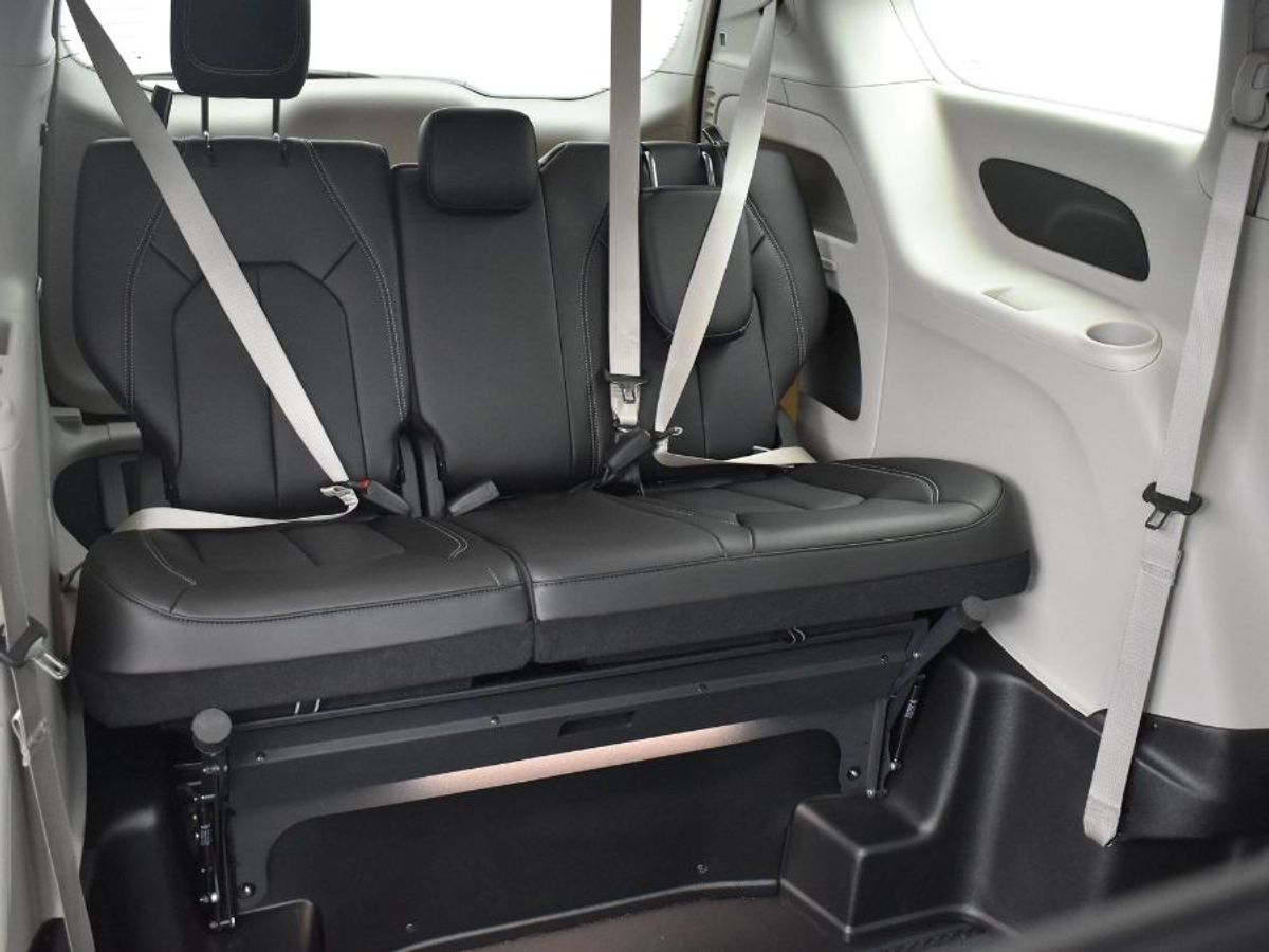 Grey Chrysler Pacifica image number 15