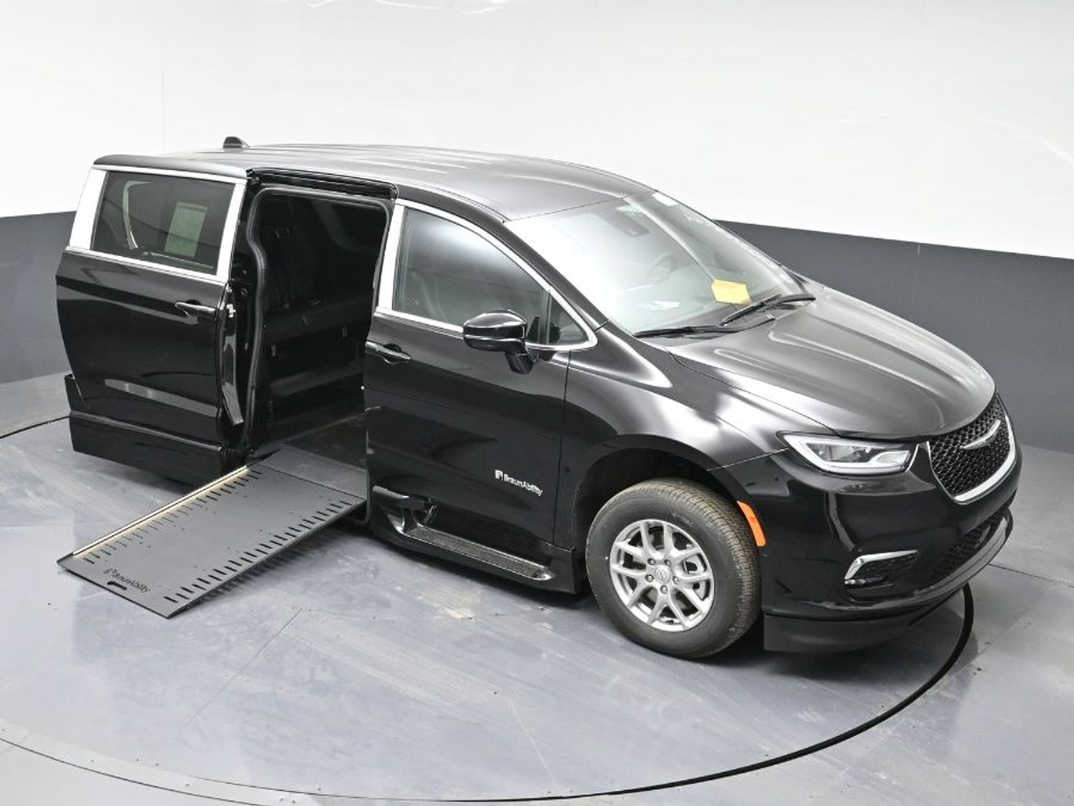 Black Chrysler Pacifica image number 22