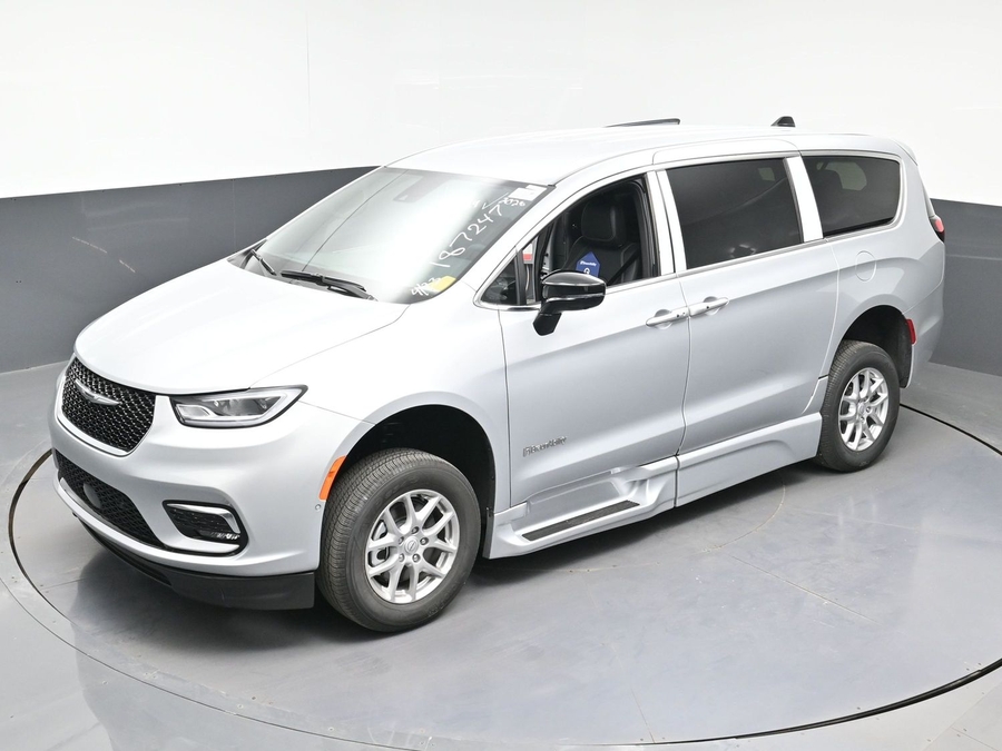 New 2026 Chrysler Pacifica Select Safety - BraunAbility Side Entry Entry Fold Out Automatic Ramp