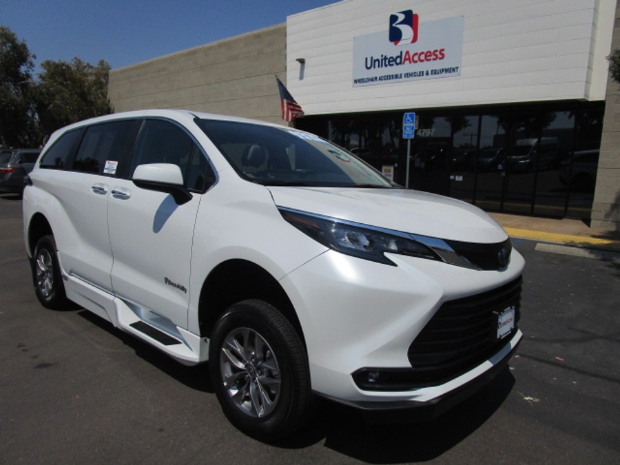 New 2025 Toyota Sienna Hybrid XLE Base - BraunAbility Side Entry Entry Fold Out Automatic Ramp