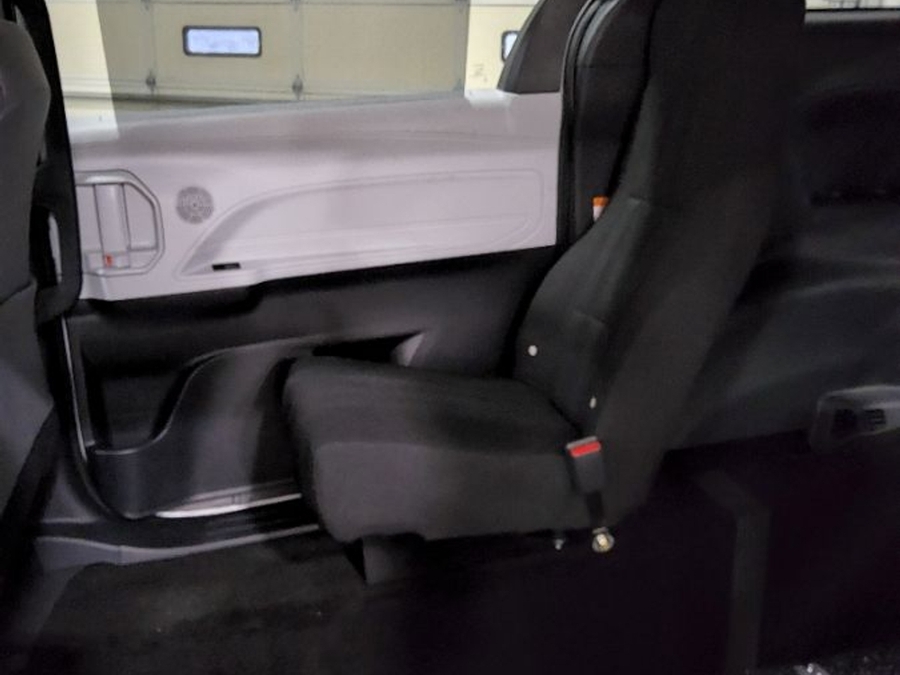 White Toyota Sienna image number 16