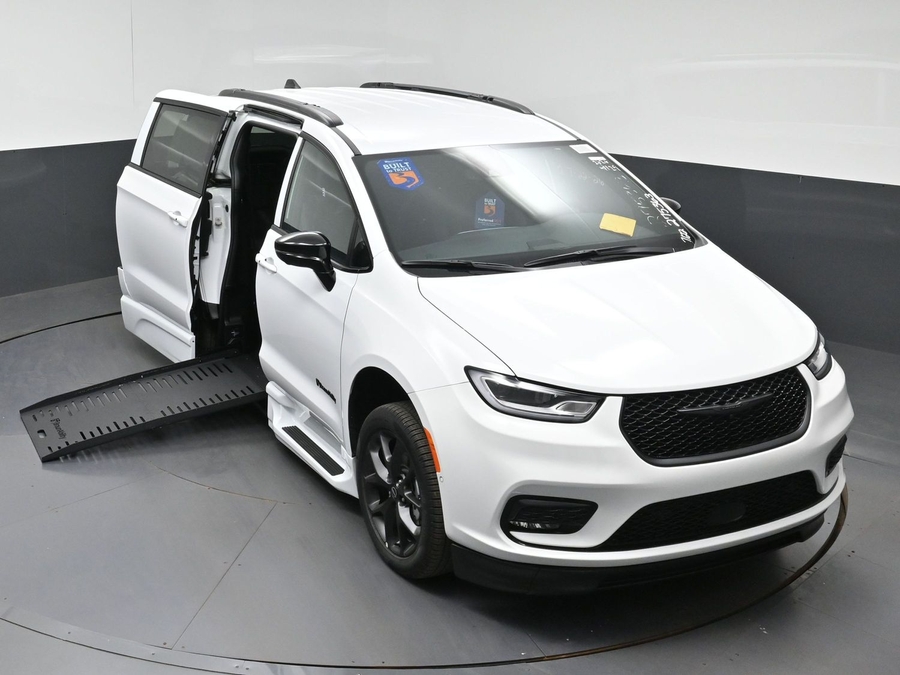 New 2026 Chrysler Pacifica Select Sport - BraunAbility Side Entry Fold Out Automatic Ramp