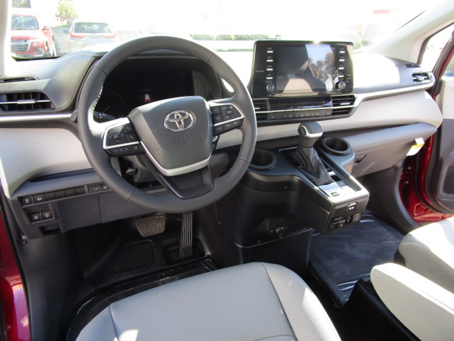 New 2026 Toyota Sienna Hybrid XLE Add - BraunAbility Side Entry Entry In Floor Automatic Ramp